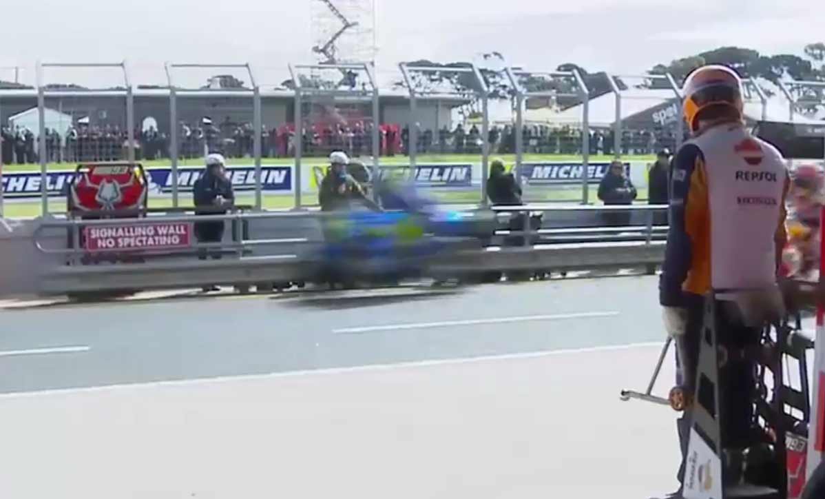 Kocak Trik Marc Marquez Menipu Iannone Yang Towing Ke Dirinya