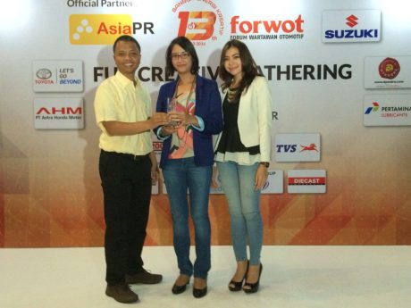 Perwakilan PT SIS Bersama Ketua  Forwot Indonesia, Indra Prabowo (Paling kiri) saat menerima penghargaan  'Brand Otomotif dengan CSR Edukasi Terbaik 2016'